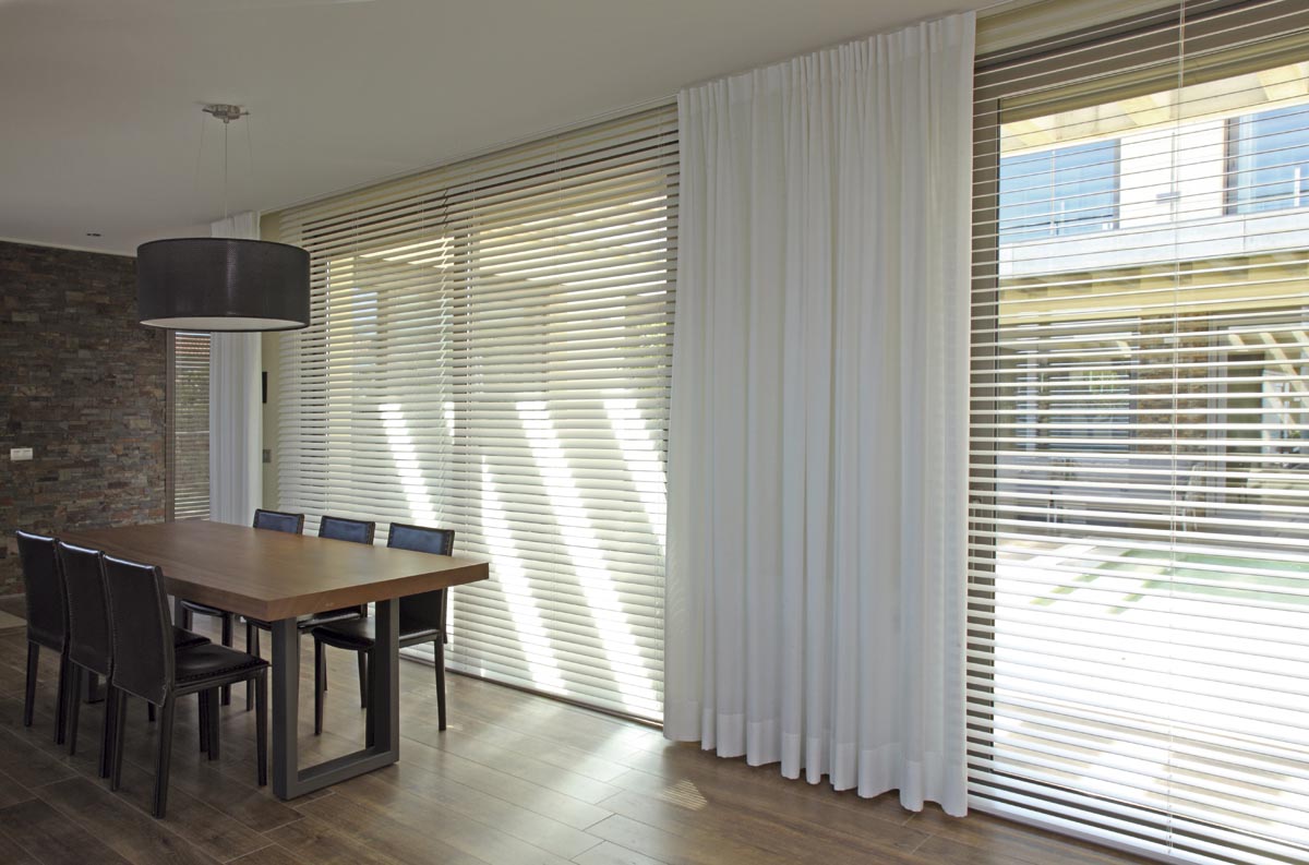 Cortinas venecianas en madera, para dar un toque de elegancia y calidez